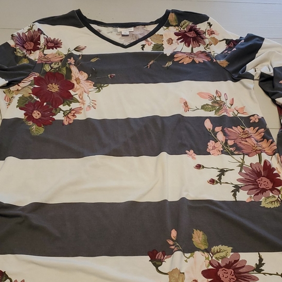 Lularoe Lynnae top - Picture 3 of 5